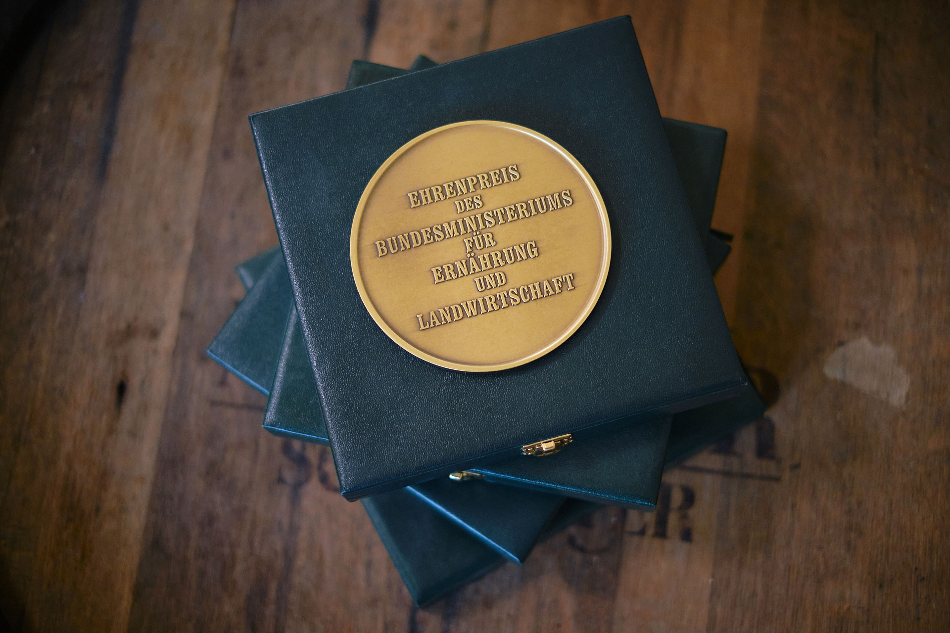 Zum insgesamt vierten Mal wurde die Privatbrauerei aus Meißen mit dem Bundesehrenpreis ausgezeichnet und zählt damit erneut zu den zwölf besten Brauereien Deutschlands.